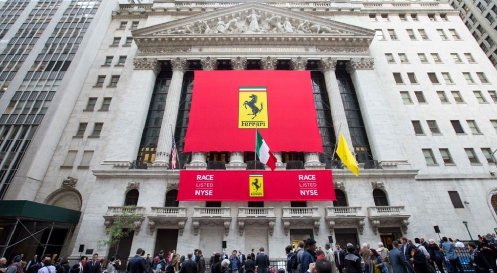 La facciata della sede della Borsa di New York, a Wall Street, bardata in rosso per il giorno della quotazione del titolo Ferrari, 21 dicembre 2015, foto © aut./NYSE/Ferrari