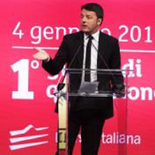 Il premier Matteo Renzi dal palco si congratula per l'operazione di quotazione del titolo Ferrari N.V. alla Borsa Italiana, foto © aut./Ansa/Sky/LaRepubblica/LSE-BorsaItaliana/Ferrari