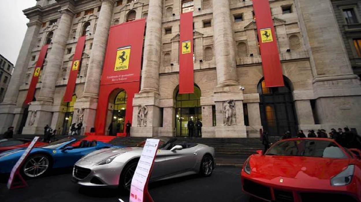 La facciata di Palazzo Mezzanotte, sede della Borsa di Milano, bardata in rosso per il giorno della quotazione del titolo Ferrari, 4 gennaio 2016, foto © aut./LaStampa/LSE-BorsaItaliana/Ferrari