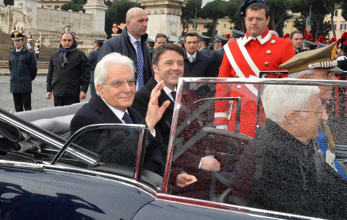 Il Presidente della Repubblica Mattarella con il premier Renzi sulla Lancia 'Flaminia' landaulet alla parata d'insediamento, Roma, 3 febbraio 2015, foto © aut./ANSA