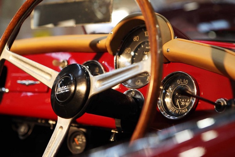 nell'immagine, il particolare di volante e strumentazione al cruscotto della Lancia 'Aurelia' B24S America convertibile del 1955, in esposizione ad 'Automotoretrò' 2016, foto © aut./Lancia/FCAItaly/ASI/BEA/GLE