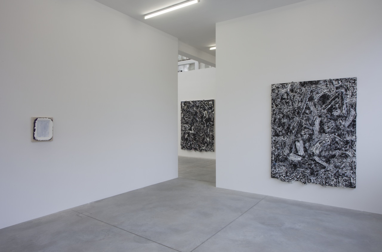 Un''Island' tra le installazioni pittorico-materiche di Andrews Dadson, in mostra negli spazi della Galleria Franco Noero di Torino, foto © aut./FrancoNoero