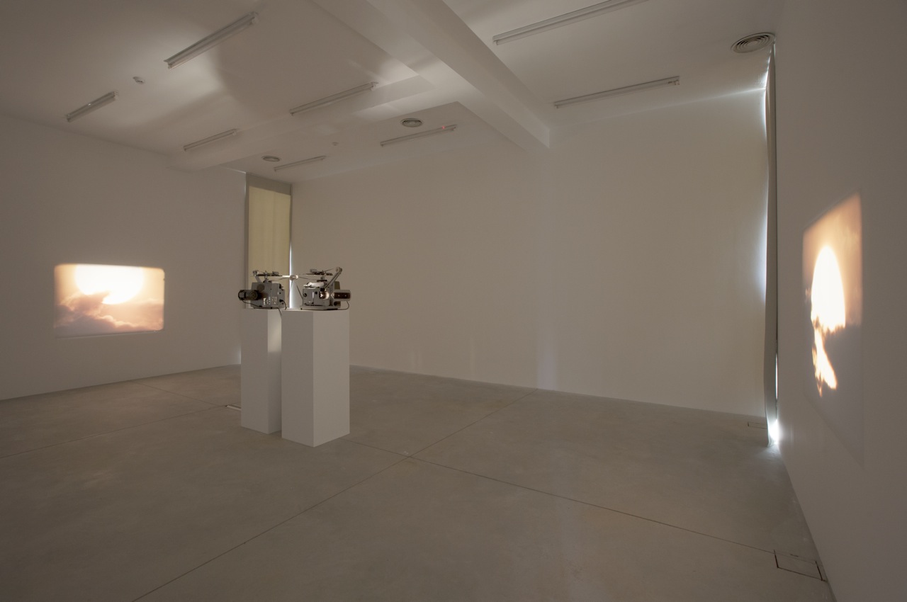 L'installazione video 'Sunrise/Sunset' (2015) di Andrews Dadson, in mostra negli spazi della Galleria Franco Noero di Torino, foto © aut./FrancoNoero