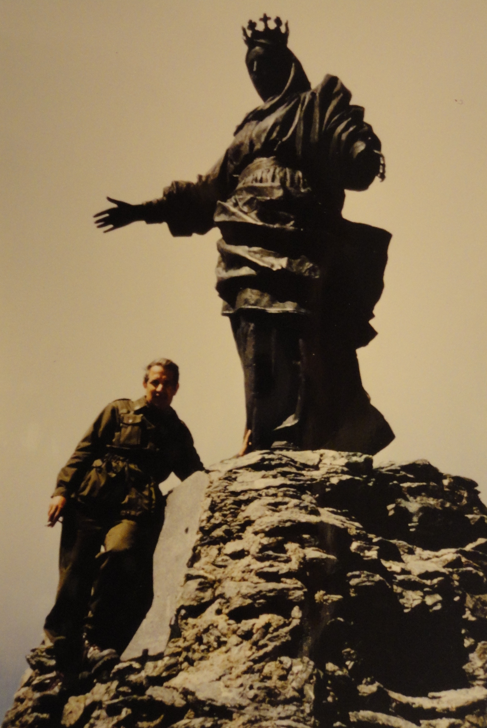 Il cappellano don Piero accanto alla statua della Madonna in vetta al Rocciamelone, 1977, foto © aut.