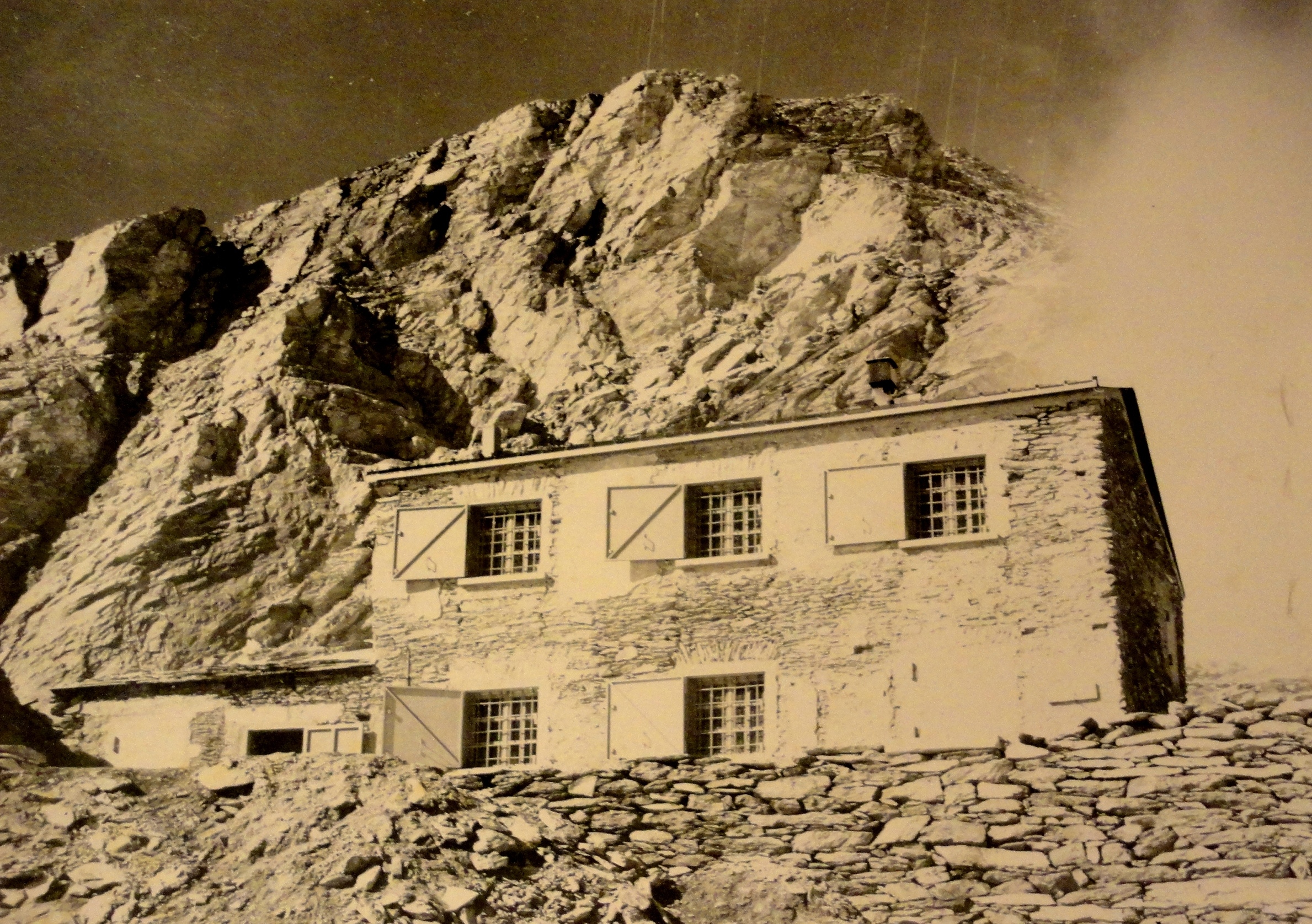 Monte Rocciamelone, una suggestiva immagine del rifugio di Ca' d'Asti all'epoca dei primi interventi di ripristino, eseguiti tra il 1975 e il 1983, foto © aut./CAI