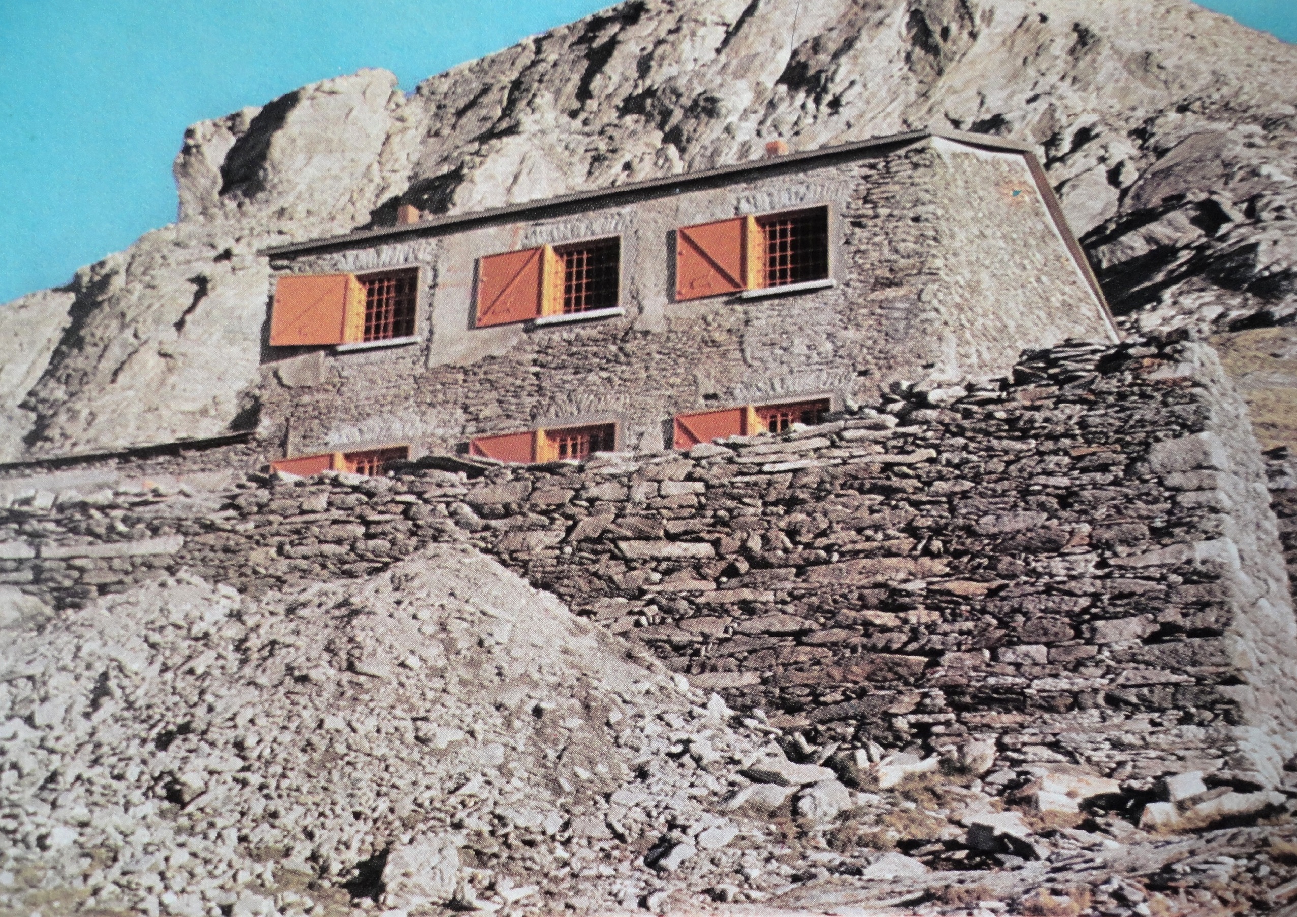 Monte Rocciamelone, il rifugio di Ca' d'Asti al termine della prima fase di restauro/ricostruzione, 1981, foto © aut./CAI