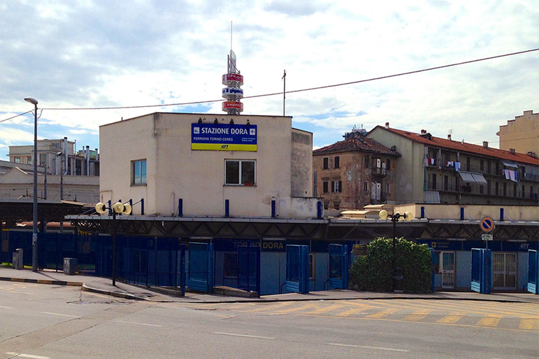 La nuova stazione ferroviaria Torino Dora, ultimata ed entrata in funzione nel 1990, foto © aut./GTT/Wikimedia