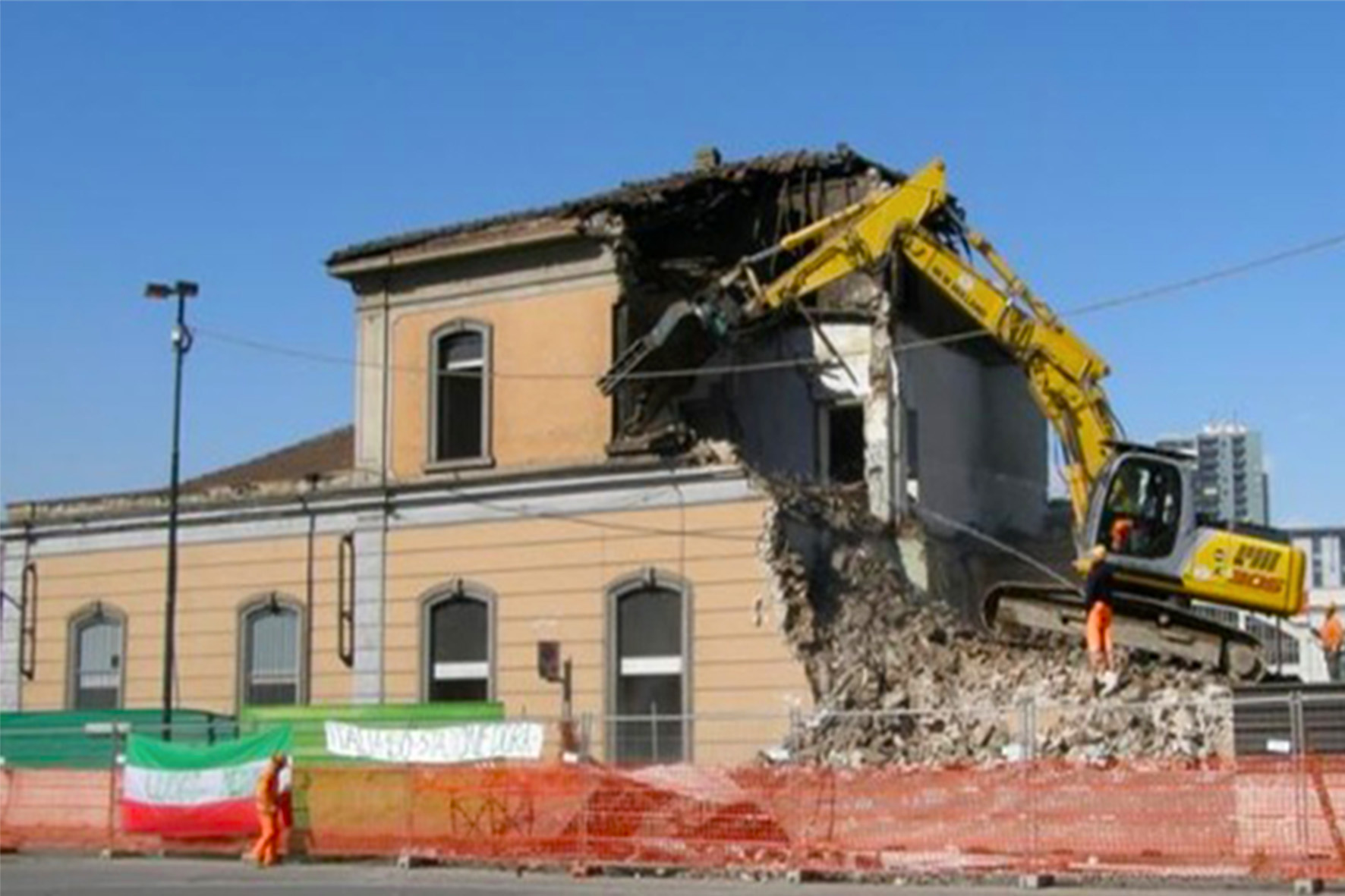 La vecchia stazione ferroviaria Torino Dora, costruita in piazza Baldissera nel 1858, in fase di demolizione, il 18 marzo 2011, foto © V.Bertola